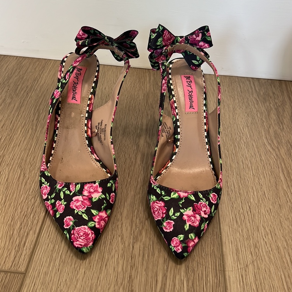 Betsey Johnson fabric flower heels size 7